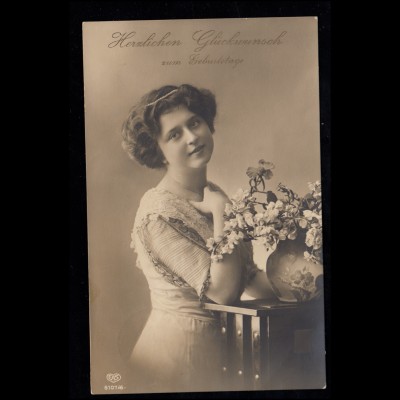 AK Glückwünsche Geburtstag: Lächelnde Frau Blumenvase, HILGEN 27.4.1912