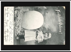 Ostern Fröhliche Mädchen mit Weidenzweigen neben riesigem Ei, Zebau 20.4.1905