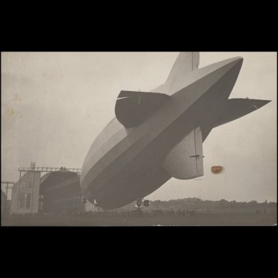 Foto-Ansichtskarte Luftschiff Zeppelin vor Hangar, EF 8 Pf. KONSTANZ 10.7.28