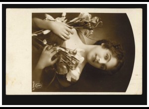 Mode-AK lächelnde Frau, Portrait mit Blumen, Verlag C.A.F.S., BRAUNSCHWEIG 1913