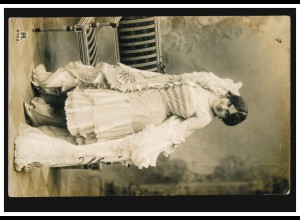Mode-AK Frau im weißen Kleid mit langer Stola, LIEGE 23.11.1906