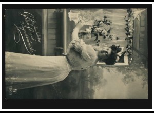 Mode-AK Frau im weißen Kleid am Fenster mit Blumen, OLBERNHAU14.9.1909
