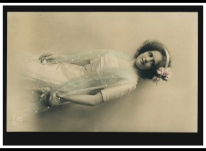 Mode-AK Frau im weißen Kleid mit Schal, Verlag G.L., DRESDEN-ALTSTADT 11.1.1903