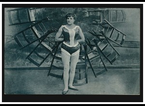 Künstler-AK Frau in Akrobatik-Kostüm Stühle, Verlag N.K.E.S.&.Co., ungebraucht
