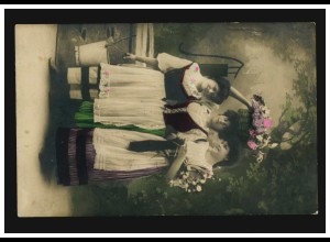 Mode-AK Drei Frauen in Tracht am Brunnen, Blumen, OBERAUDORF 26.10.1911