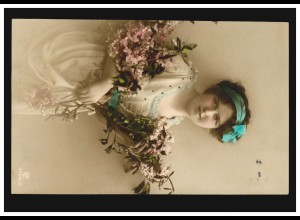 Mode-AK Frau mit blauer Haarschleife und Blumen, SIGMARINGEN 22.101.1912