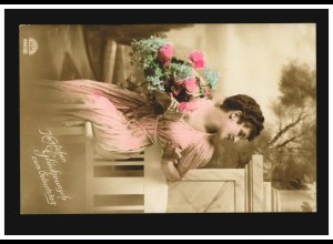 Mode-AK Frau im rosa Kleid mit Rosenstrauß, coloriert, BERLIN 54 t 12.8.1919