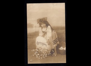 Foto AK, Ostergruss, Mädchen in Tracht hält riesiges Osterei, Cöln 30.3.1907