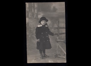 Kinder-AK Foto: Mädchen mit Mütze Mantel Handschuhe vor Landschaft, ungebraucht